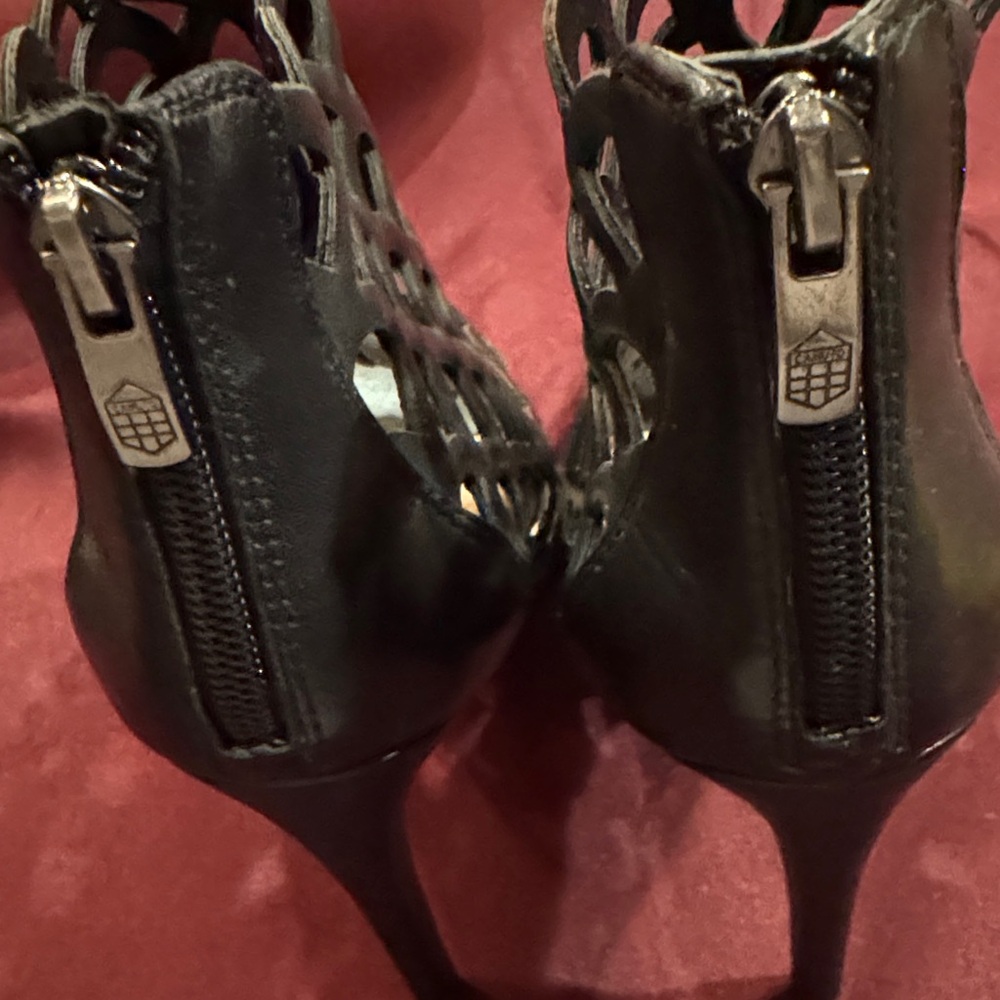 Vince Camuto Black Leather Caged Peep Toe Heels - Size 8 - New without Box - Picture 9 of 9